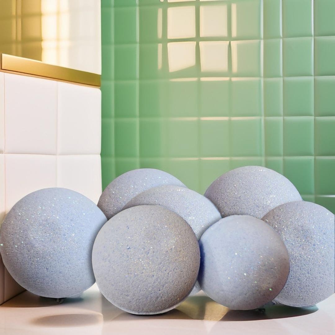 Plusieurs bombes de bain bleues Voile de Lune.