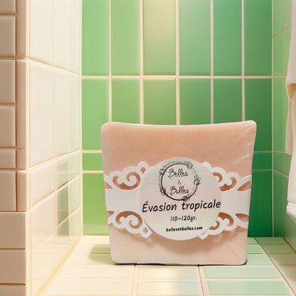 Évasion Tropicale – Savon fruité pour une douche paradisiaque